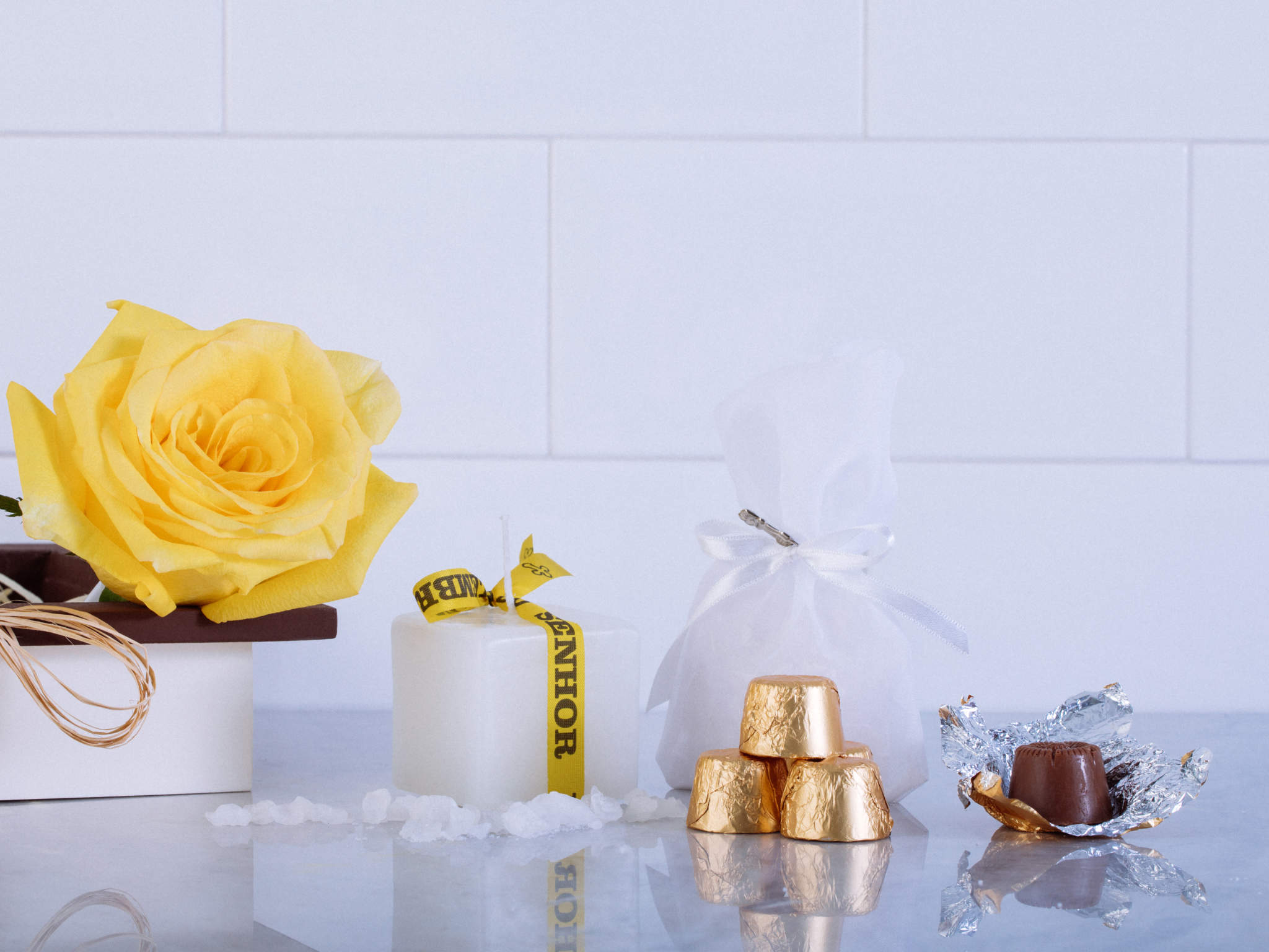 Good Vibes Caixa de Presente com Rosa Amarela, Bombons e Artigos Para Boa Sorte