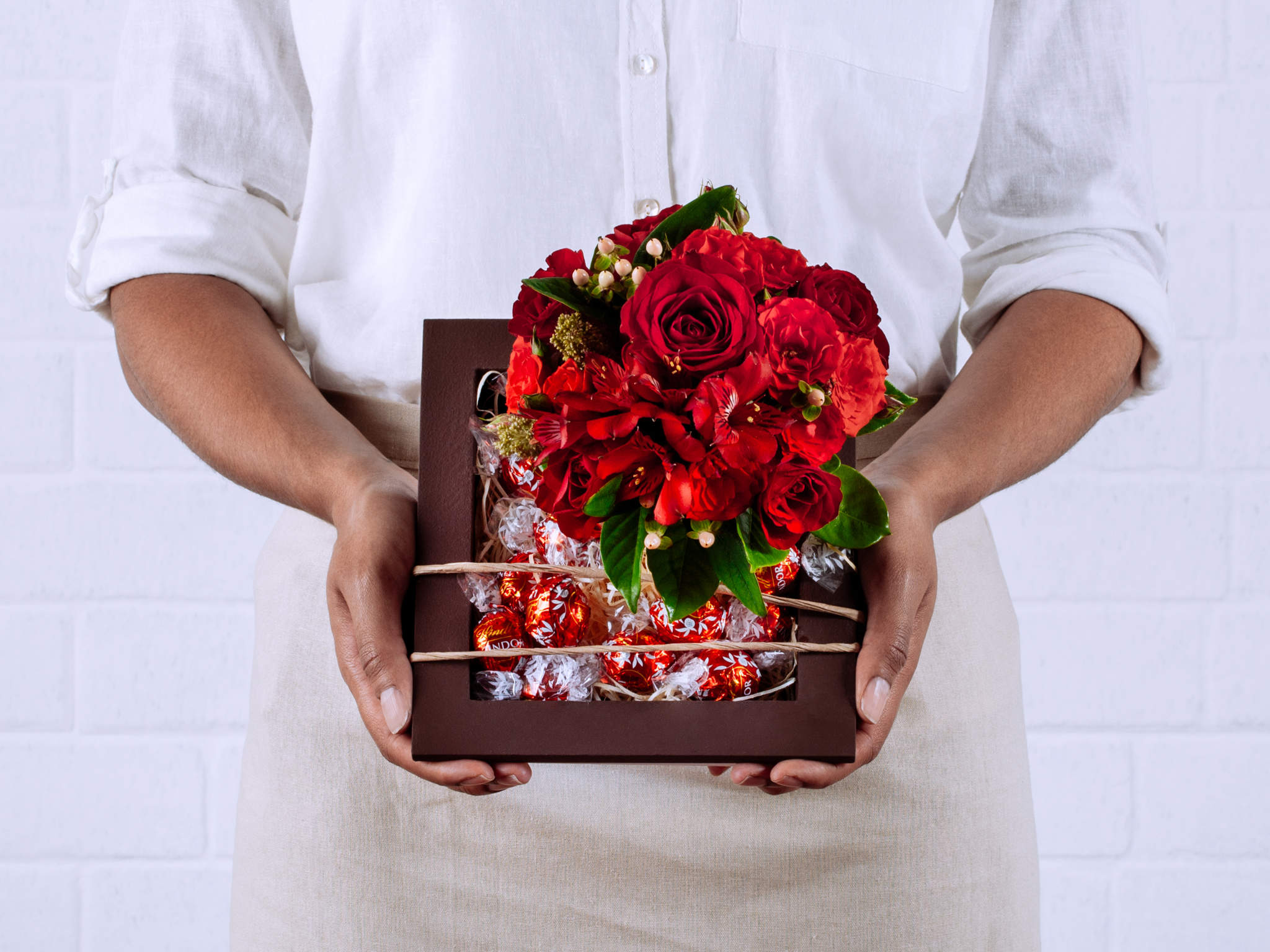 Sonoridade Arranjo de Flores Vermelhas com Chocolate Lindt Para Entrega
