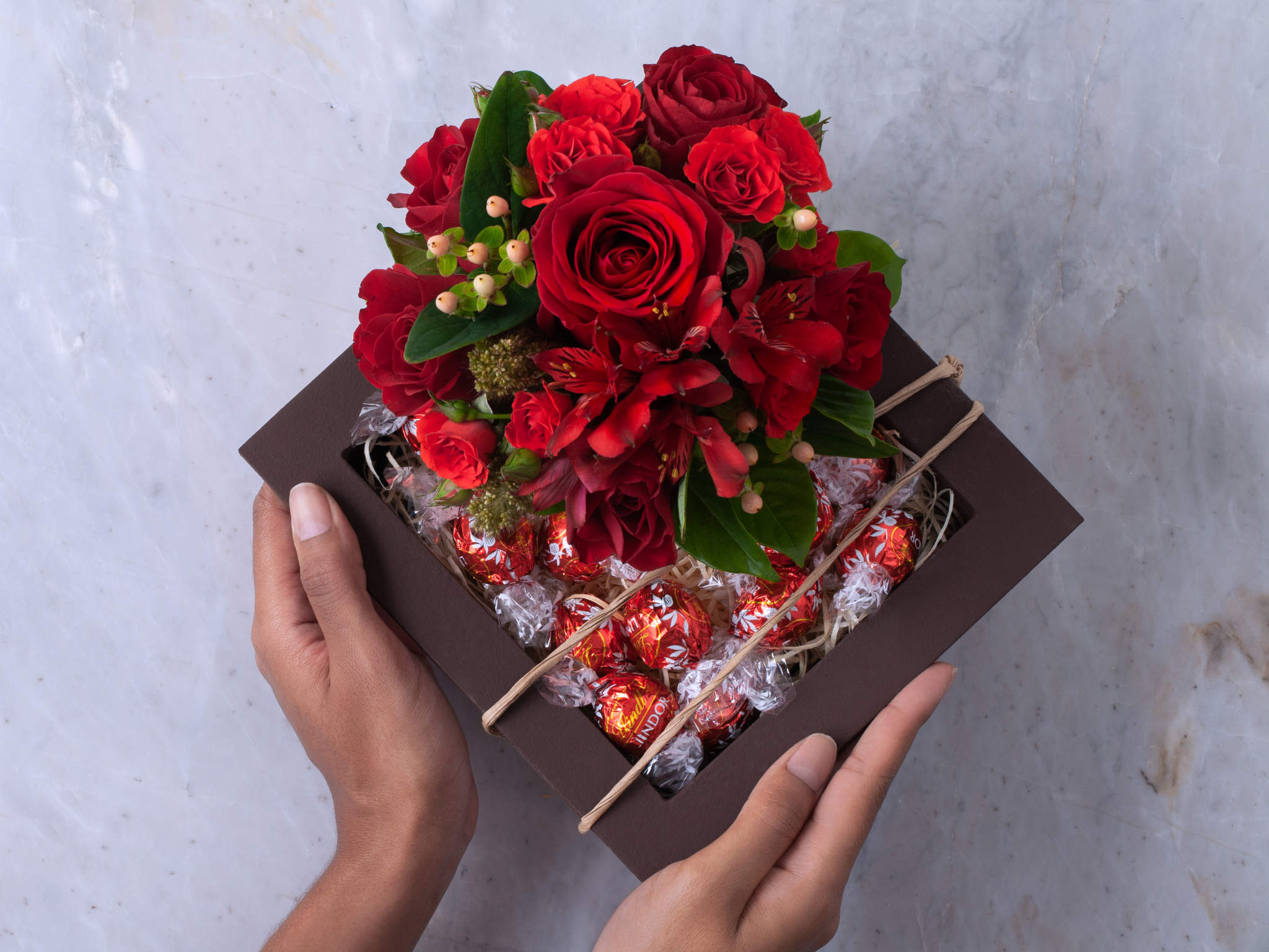 Arranjo de Flores Vermelhas com Chocolate Lindt Para Entrega