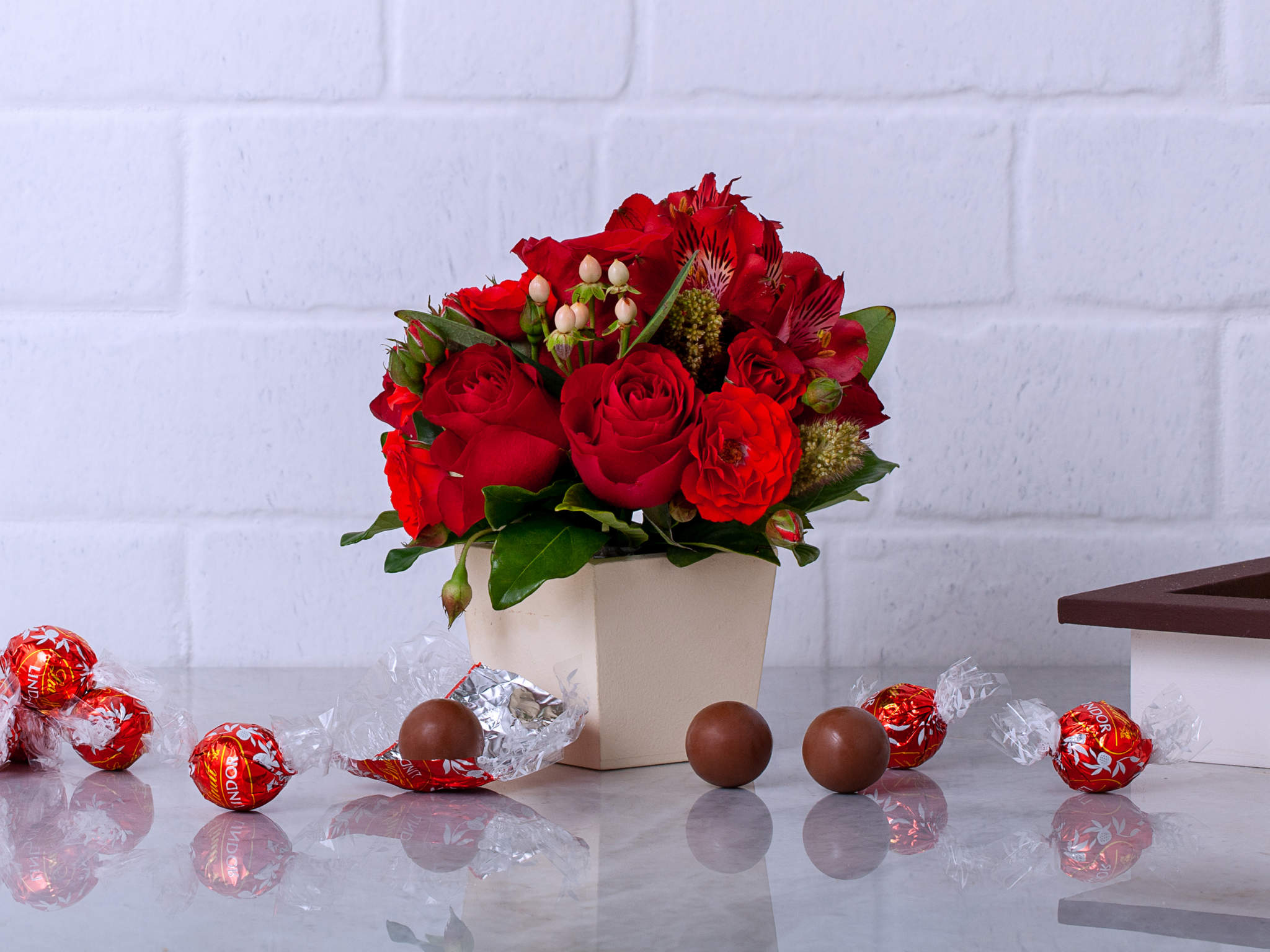 Sonoridade Arranjo de Flores Vermelhas com Chocolate Lindt Para Entrega