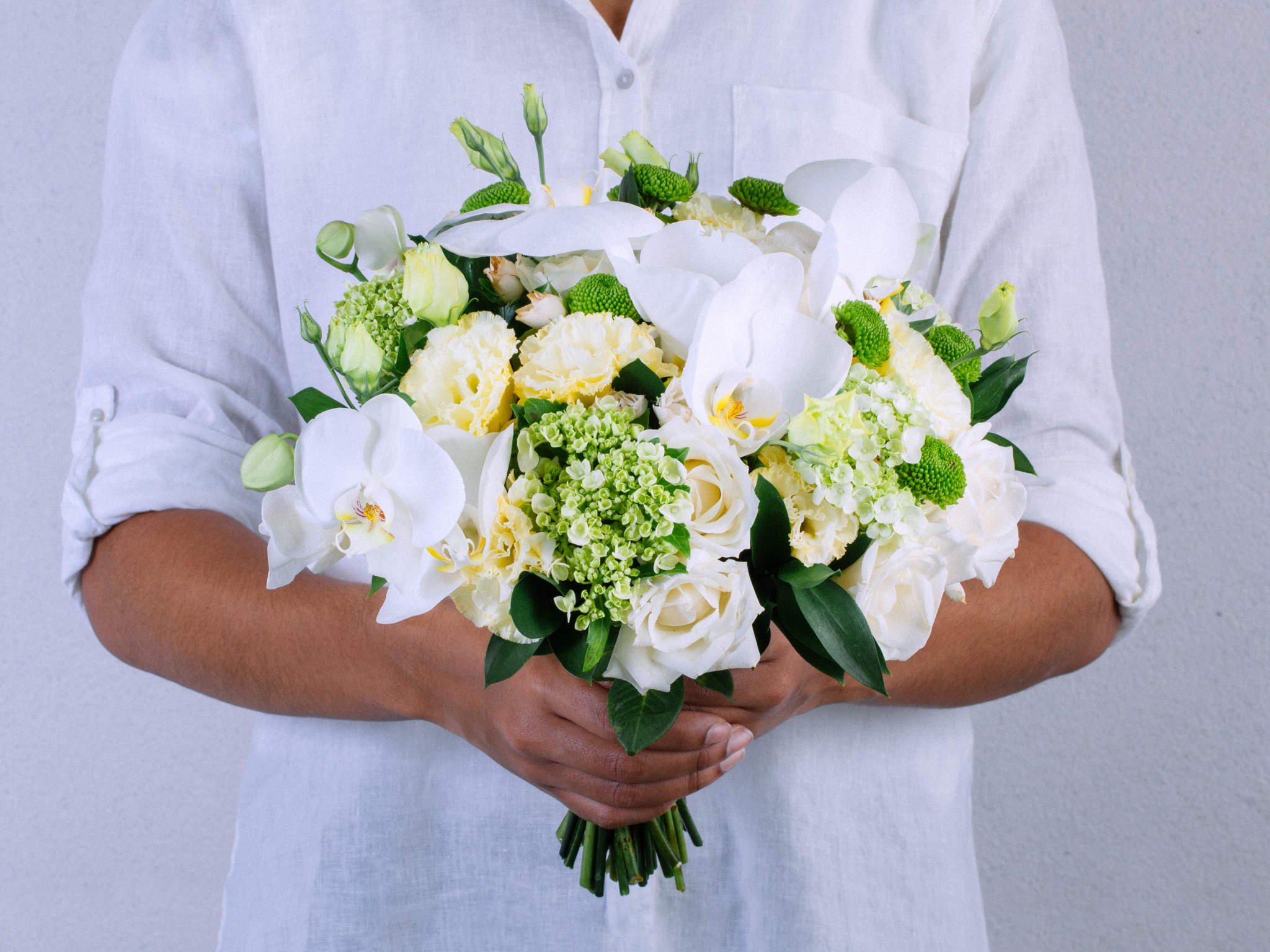 Buquê de Rosas, Orquídeas e Hortênsias Brancas com Husco e Yocoono