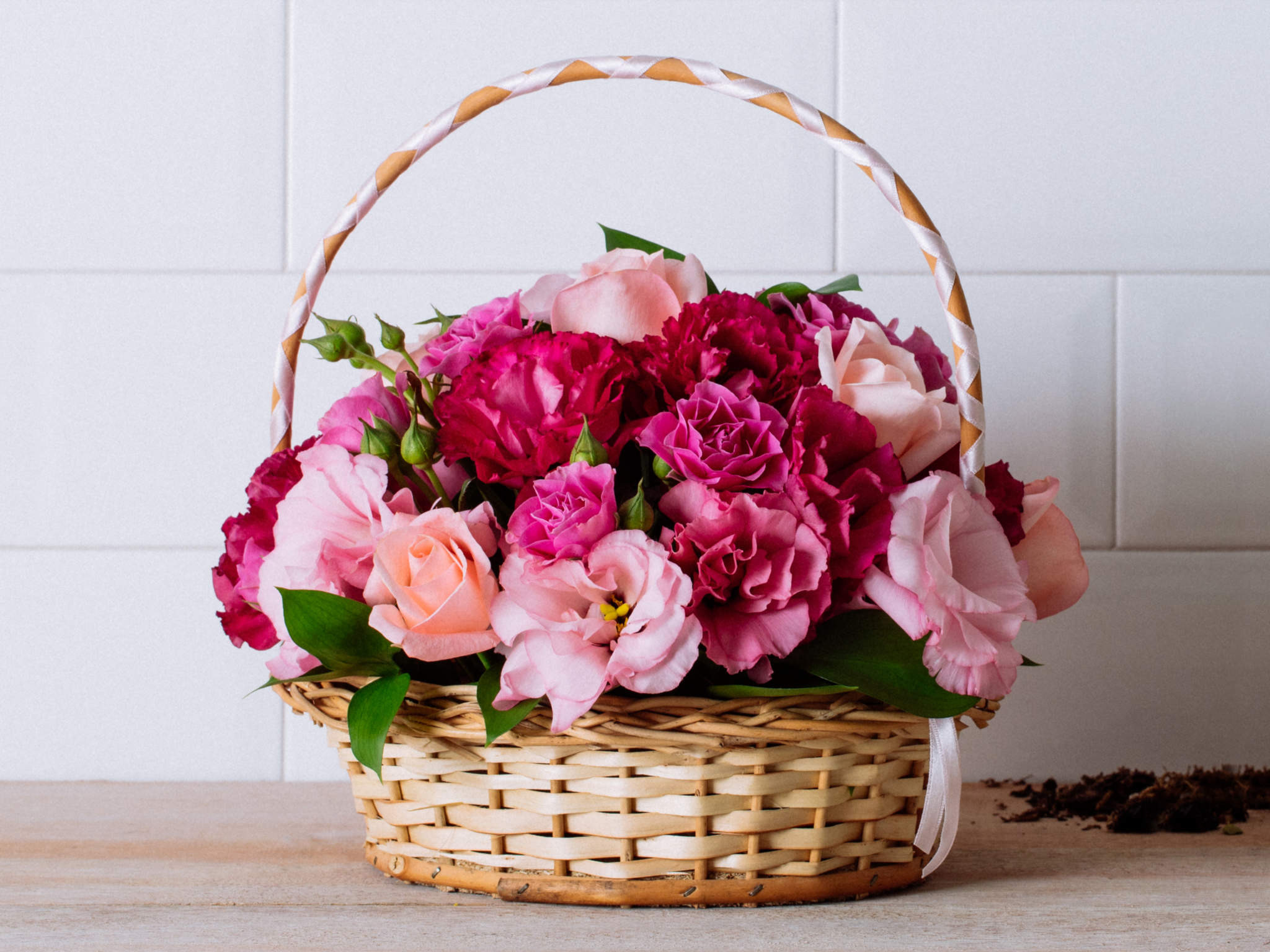 Cesta de Rosas e Lisianthus Rosados Para Entrega