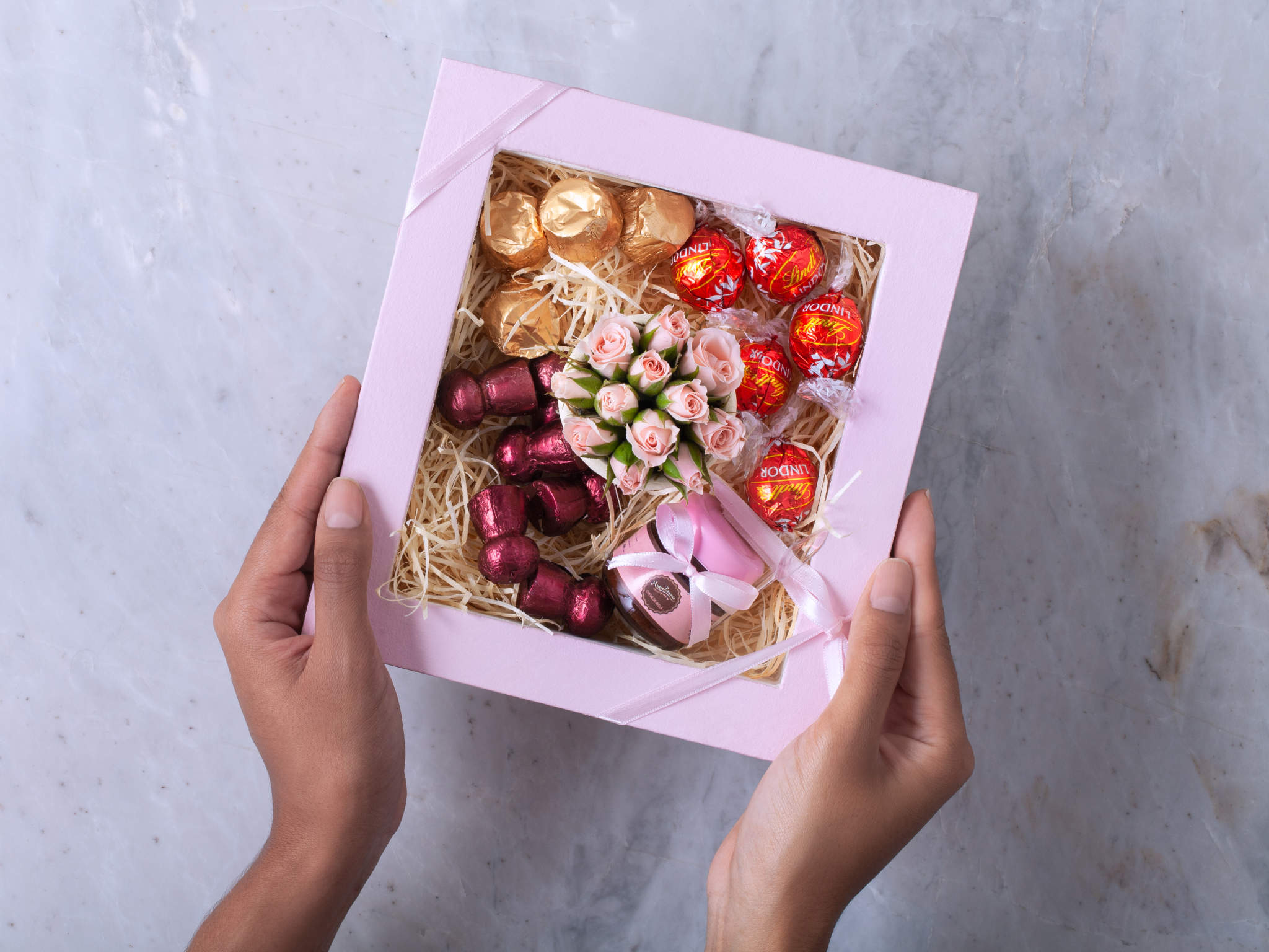 Caixa de Presente com Rosas, Chocolate e Brownies Para Entrega