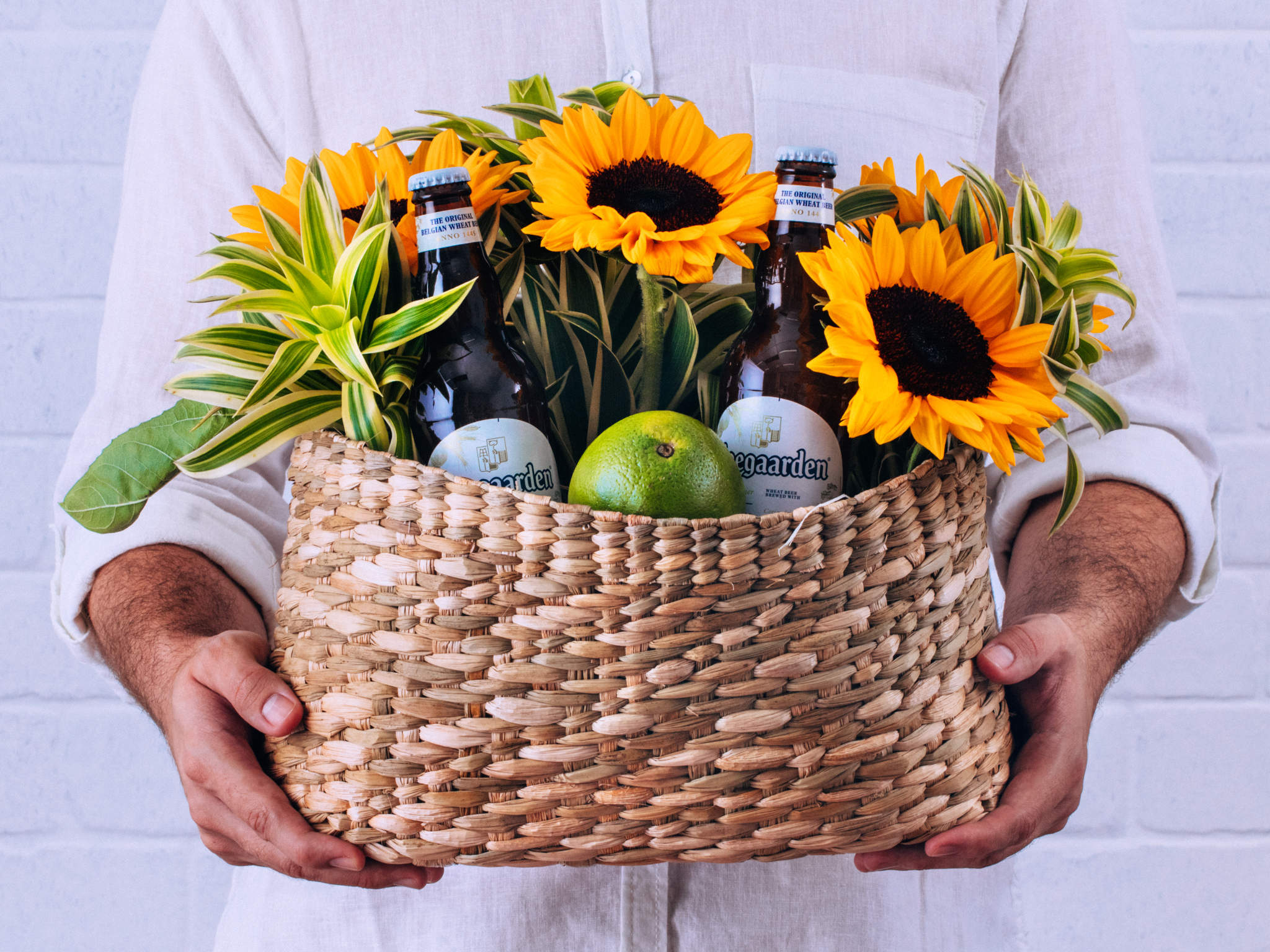 Cesta com Girassóis, Cerveja Hoegaarden Witbier e Fruta