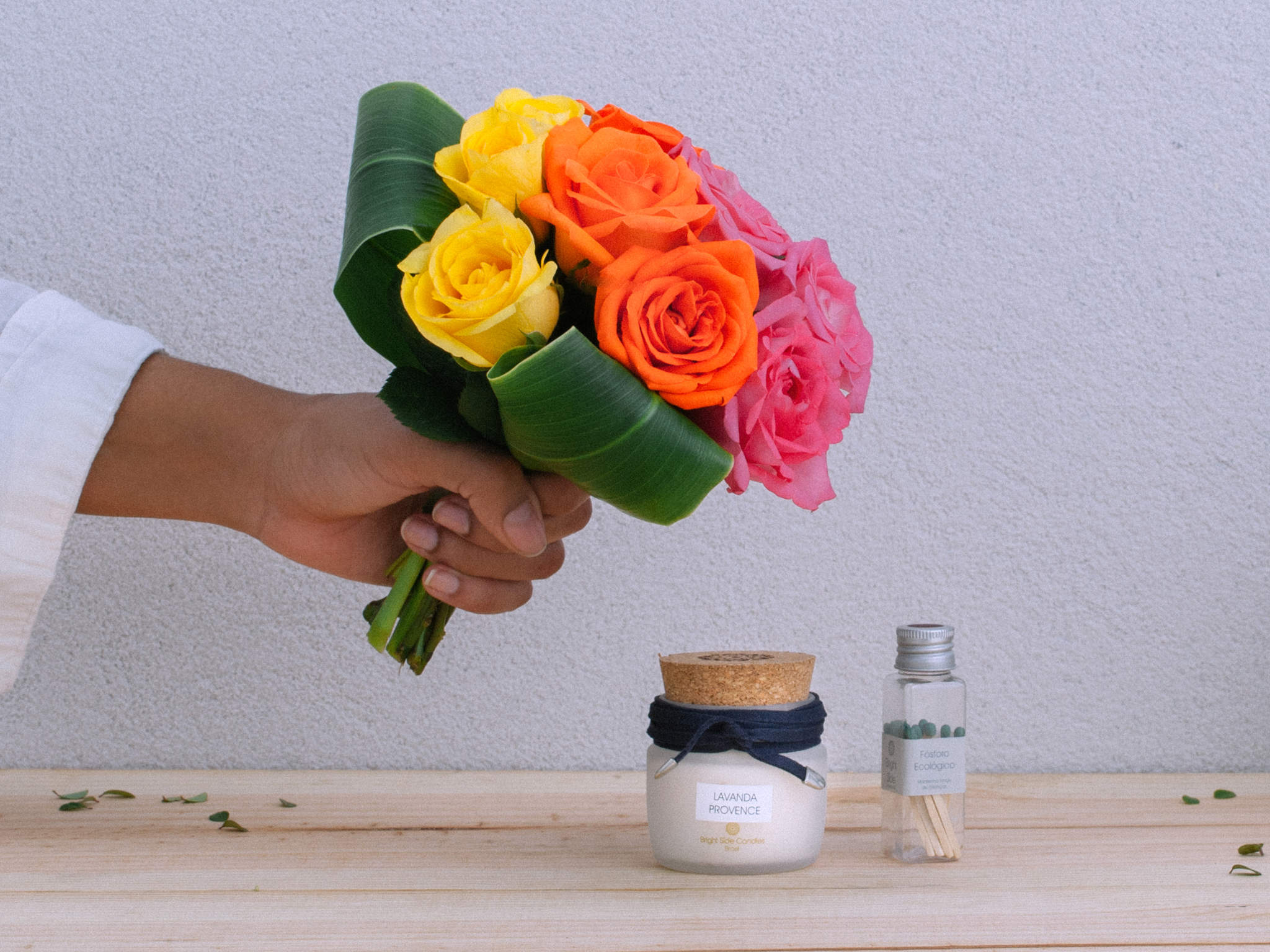Energias do Bem - Bright Side Candle Buquê de Rosas Amarelas, Laranjas e Rosa com Vela Bright Side Candle