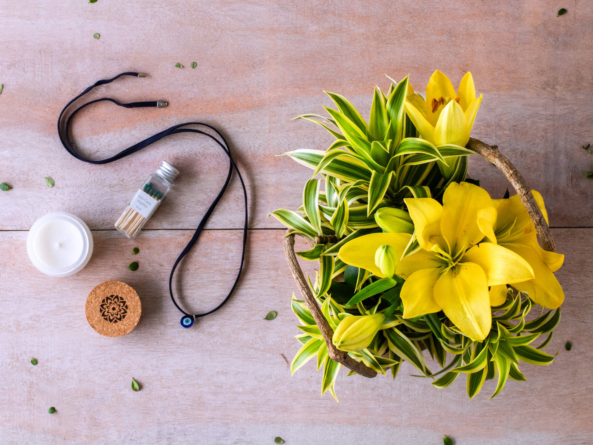 Lírio Amarelo com Vela Bright Side Candle | Flores Online