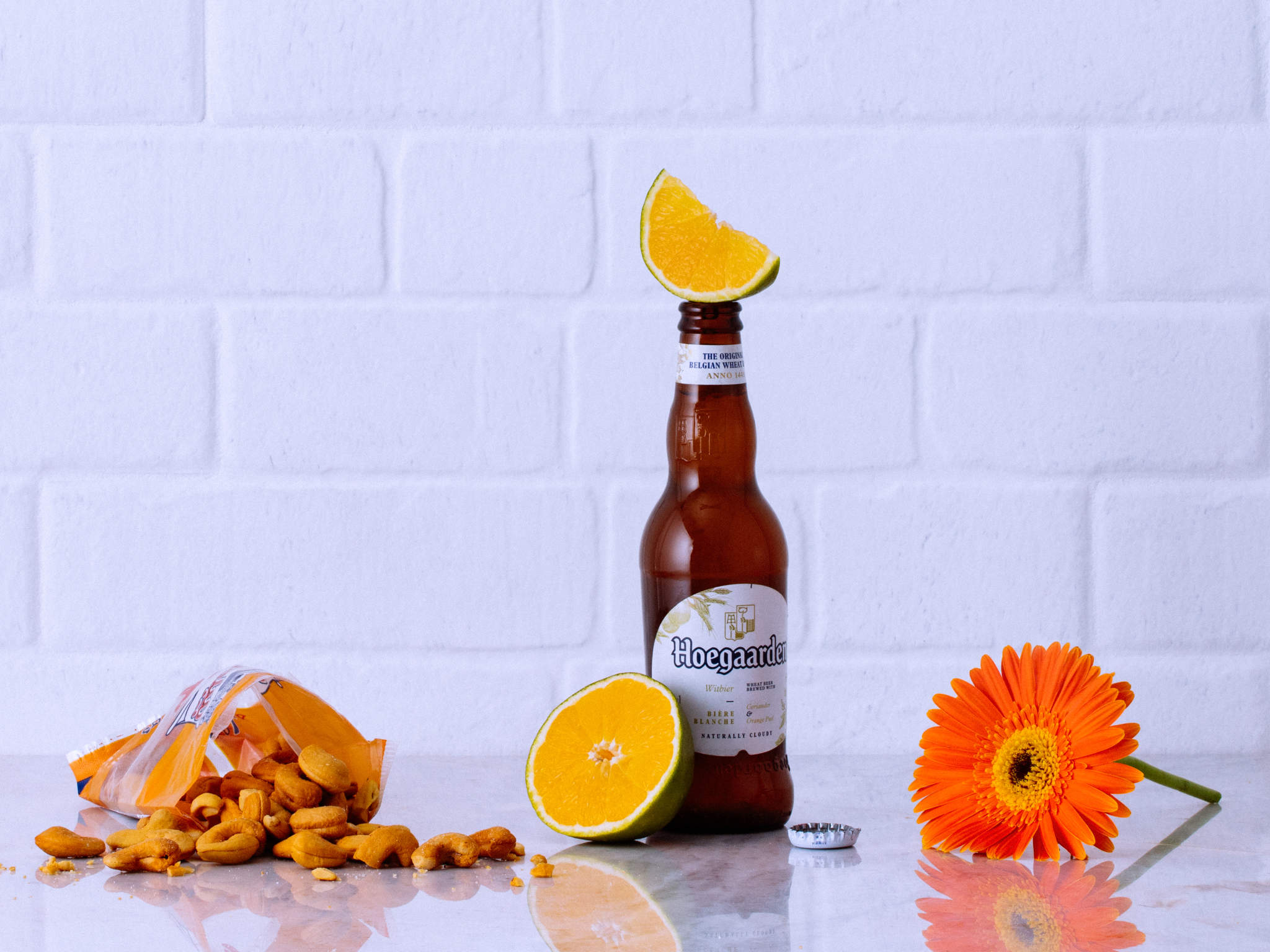 Cesta com Gérbera, Cerveja Hoegaarden, Fruta e Castanhas