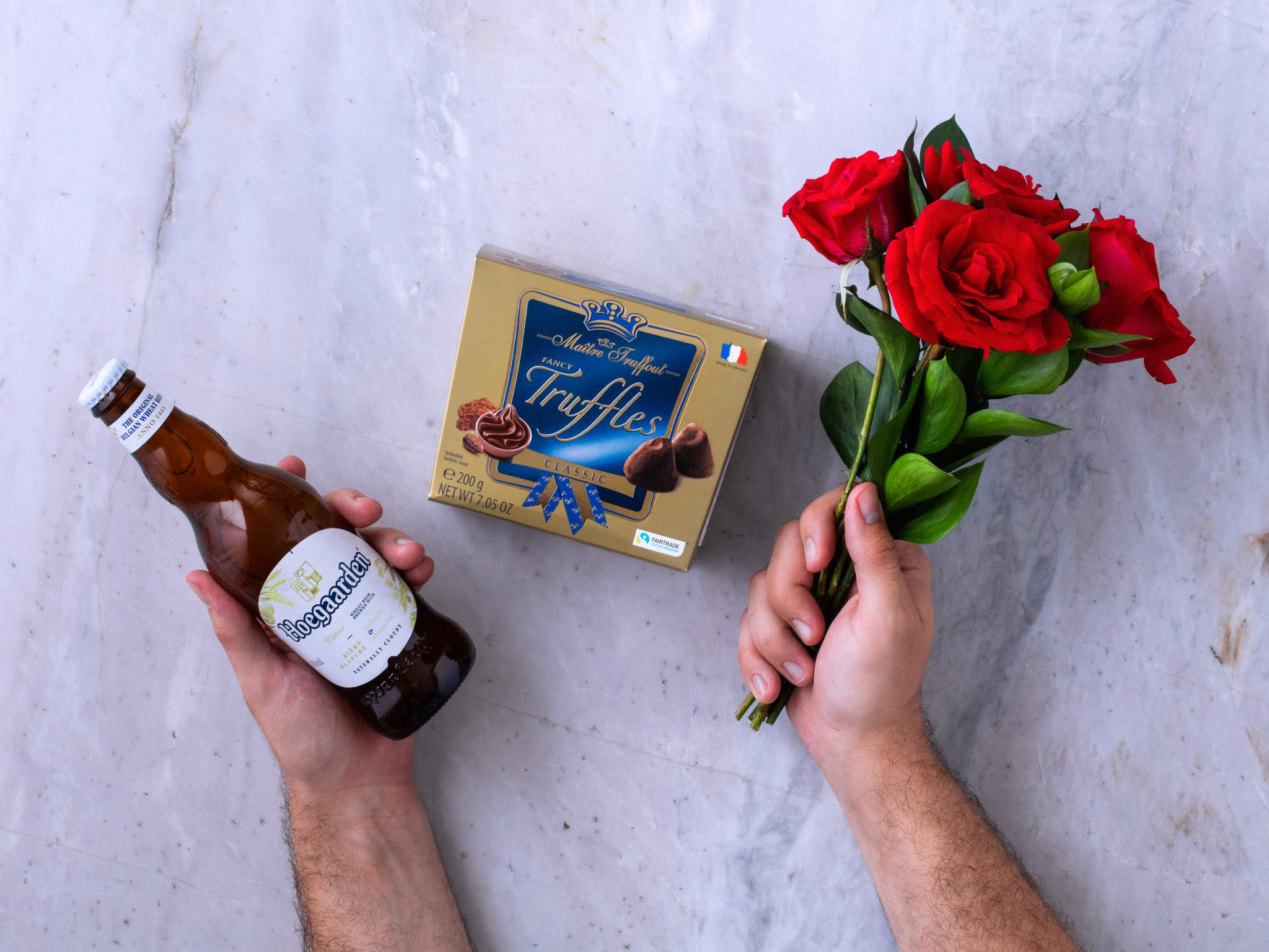 Buquê de Rosas Vermelhas com Chocolate e Cerveja Hoegaarden