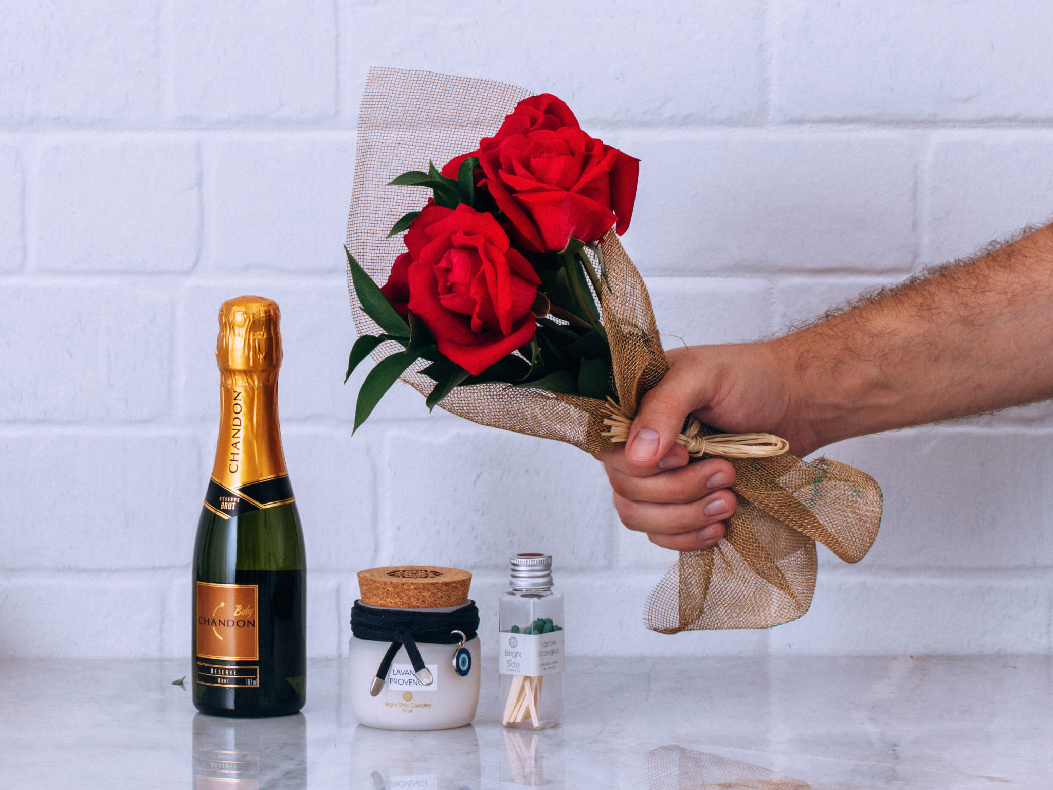 Vício Sem Fim - Bright Side Candle Buquê de Rosas com Espumante Chandon e Vela Bright Side Para Entrega