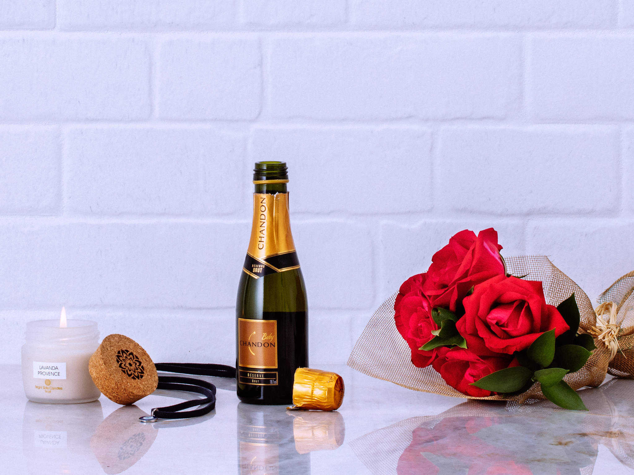 Vício Sem Fim - Bright Side Candle Buquê de Rosas com Espumante Chandon e Vela Bright Side Para Entrega