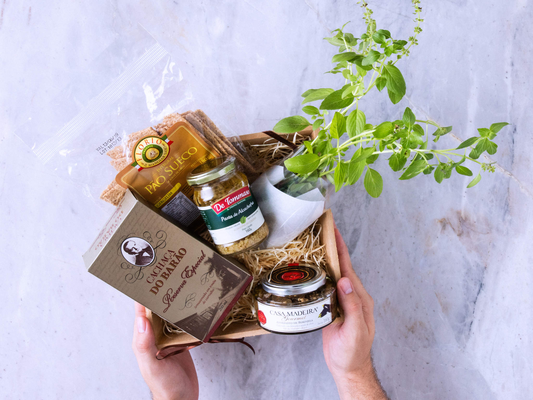 Cesta do Barão Cesta com Cachaça do Barão, Pão, Azeite, Pasta de Alcachofra e Antepasto