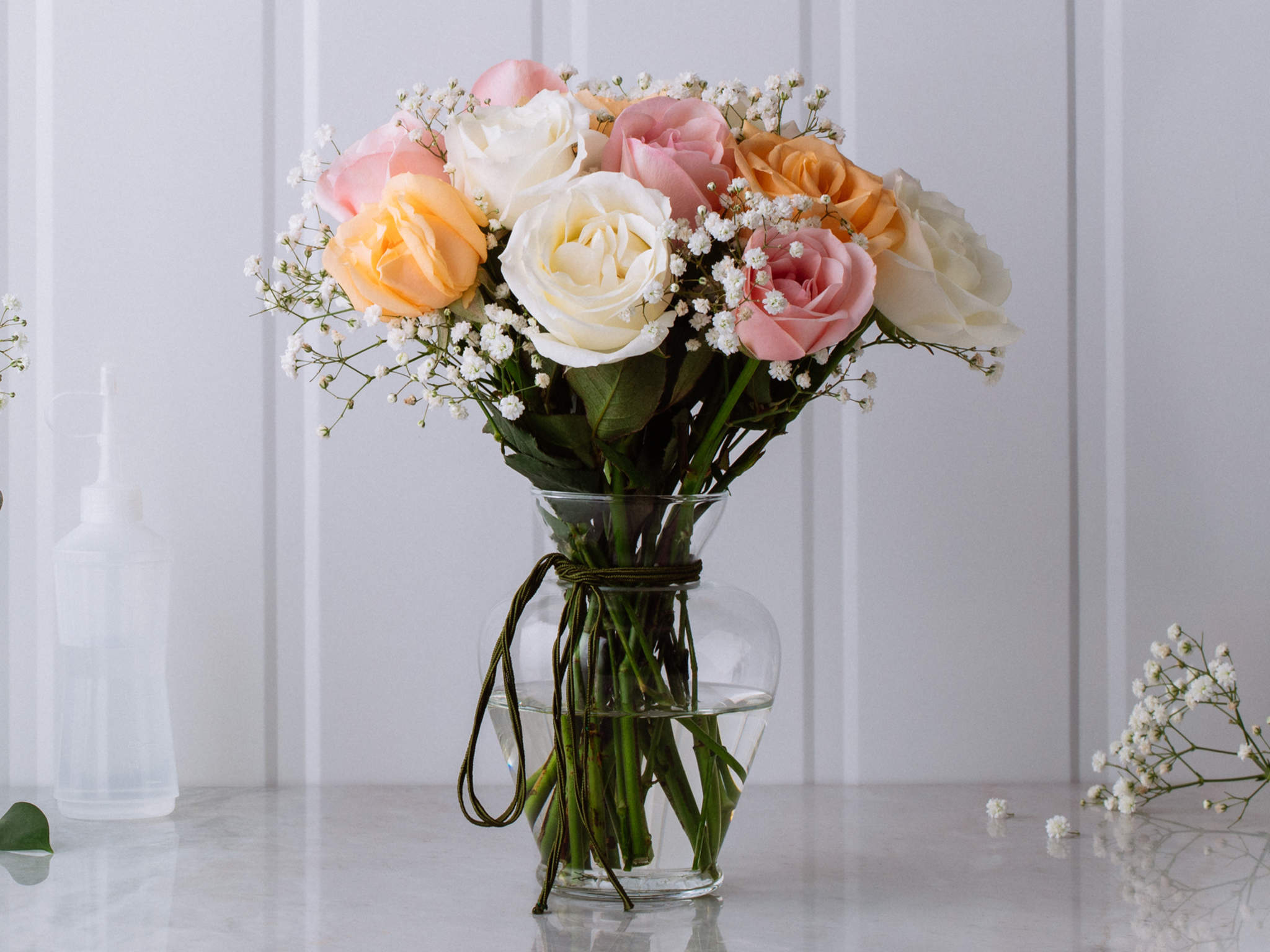 Arranjo de Rosas Brancas, Rosa e Laranja em Vaso Para Entrega