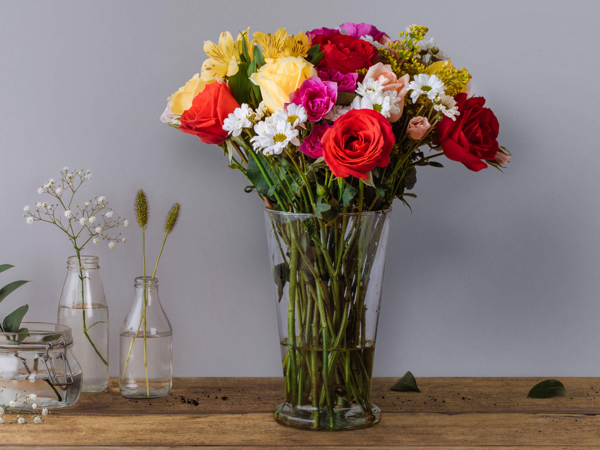 Arranjo de Flores do Campo, Margaridas e Rosas em Vaso Para Entrega