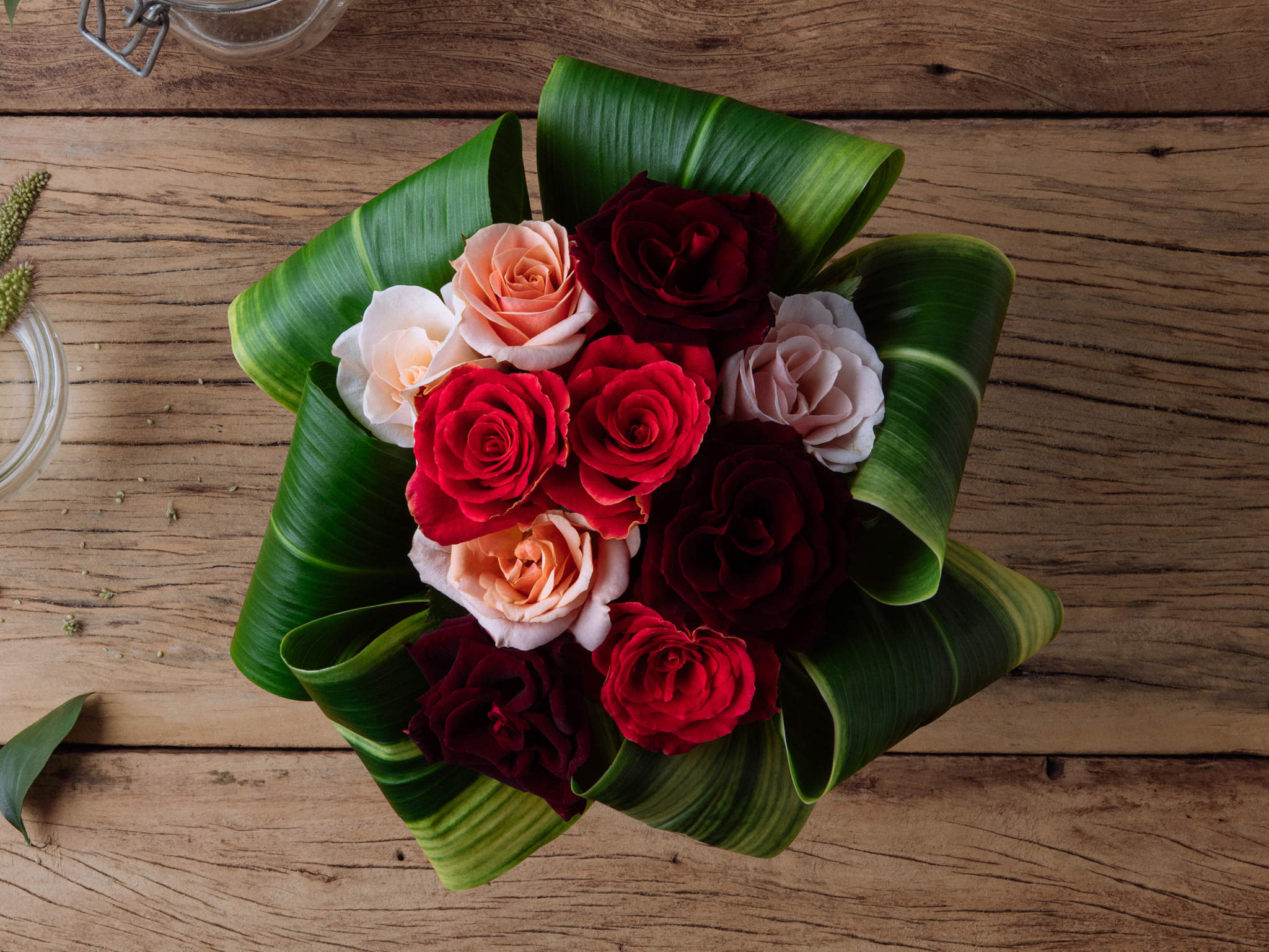 Arranjo de Rosas Coloridas em Vaso de Vidro