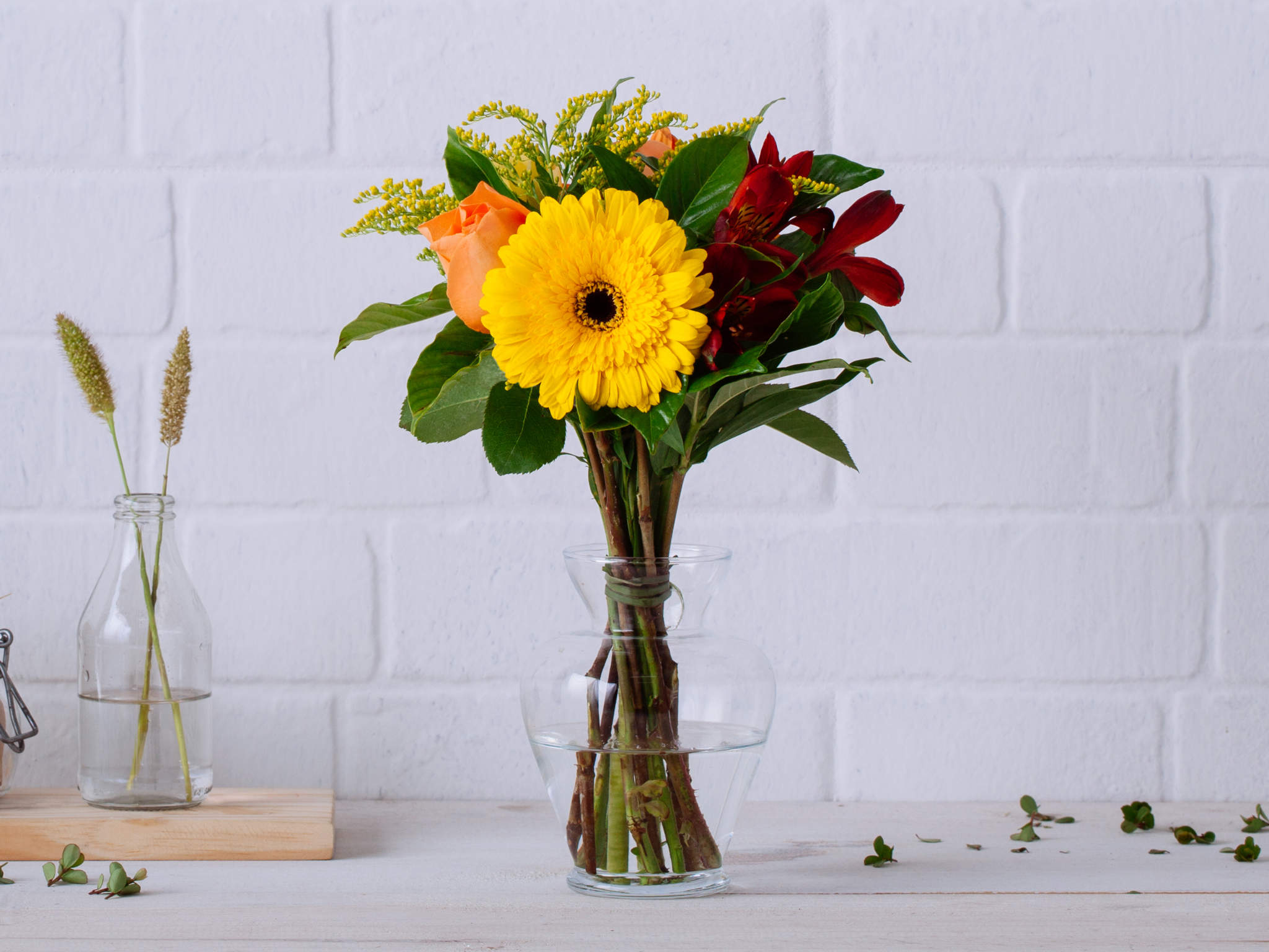 Arranjo de Rosas, Alstroemérias, Gérberas e Gardênia em Vaso