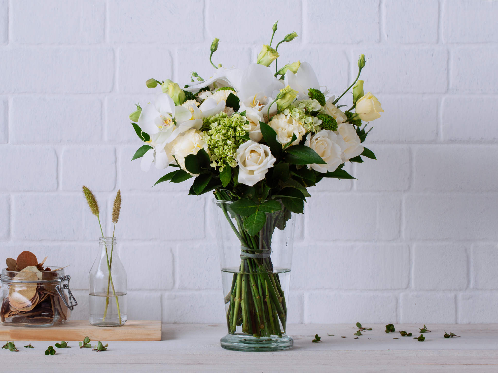 Arranjo de Rosas, Orquídeas e Hortênsias Brancas em Vaso Para Entrega