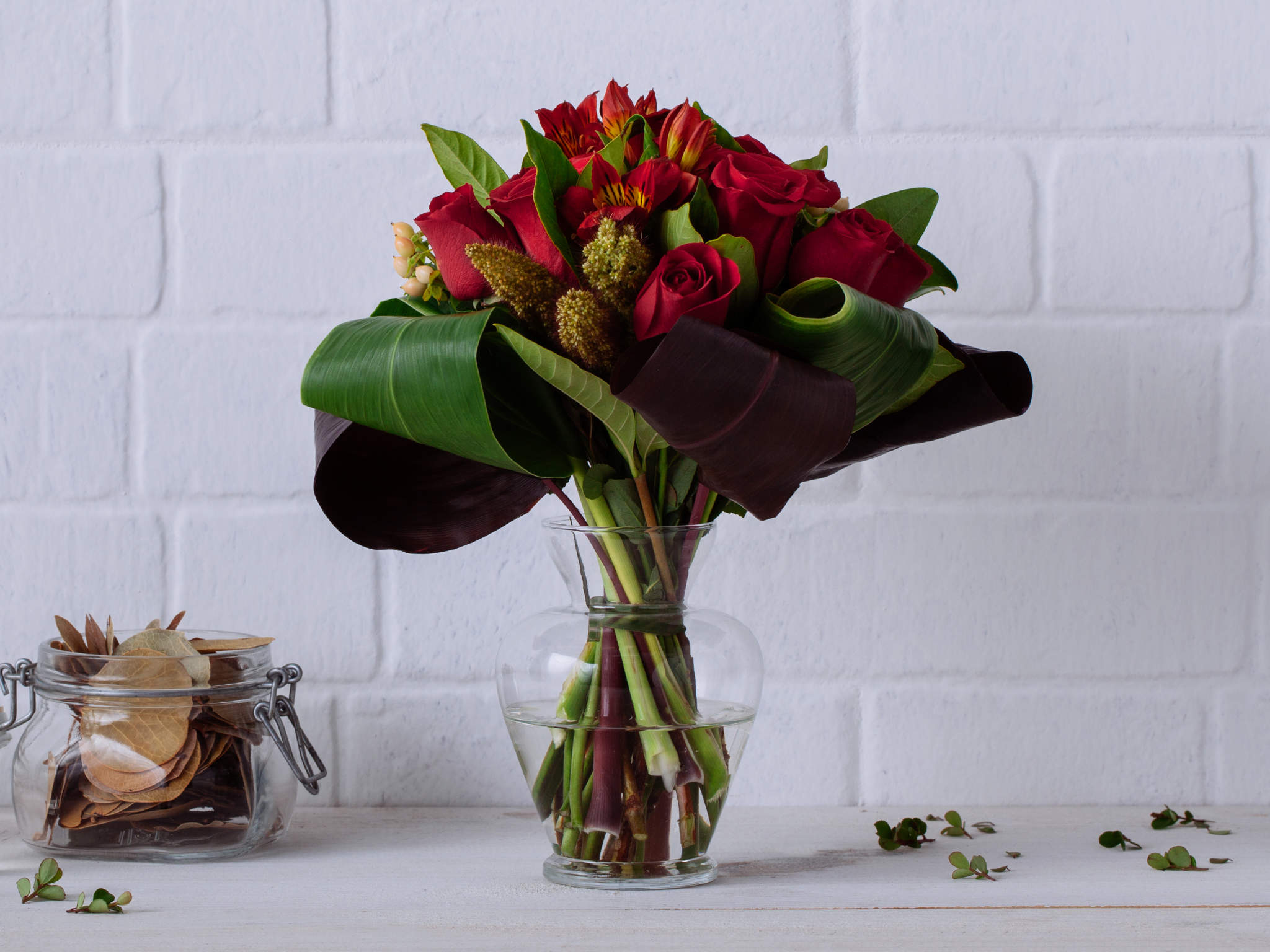 Arranjo de Flores Mistas Vermelhas em Vaso Para Entrega