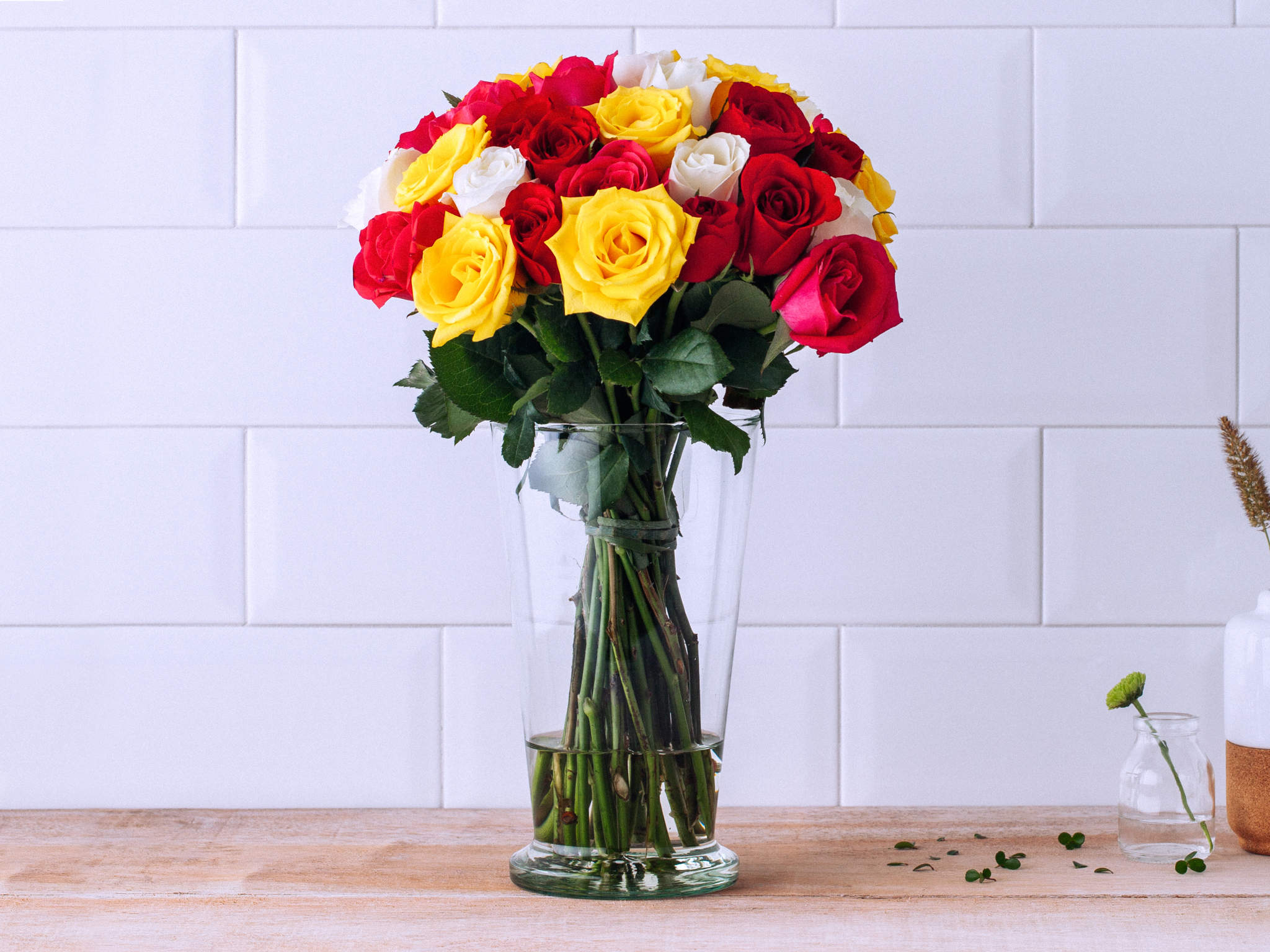 Arranjo de Rosas Coloridas Grande em Vaso Para Entrega