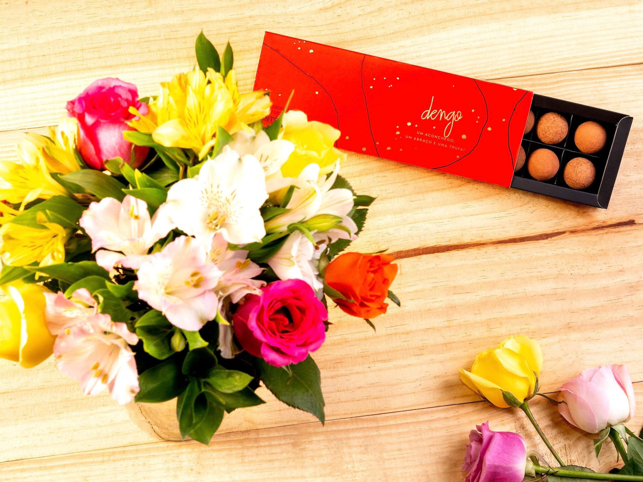 Buquê Veraneio com Chocolate Dengo Buquê de Flores Mistas Coloridas com Chocolate Para Entrega