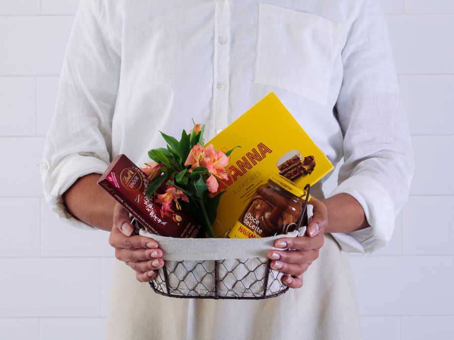 Cesta de Presente com Chocolate e Guloseimas | Flores Online Cesta de Presente com Chocolate e Guloseimas | Flores Online