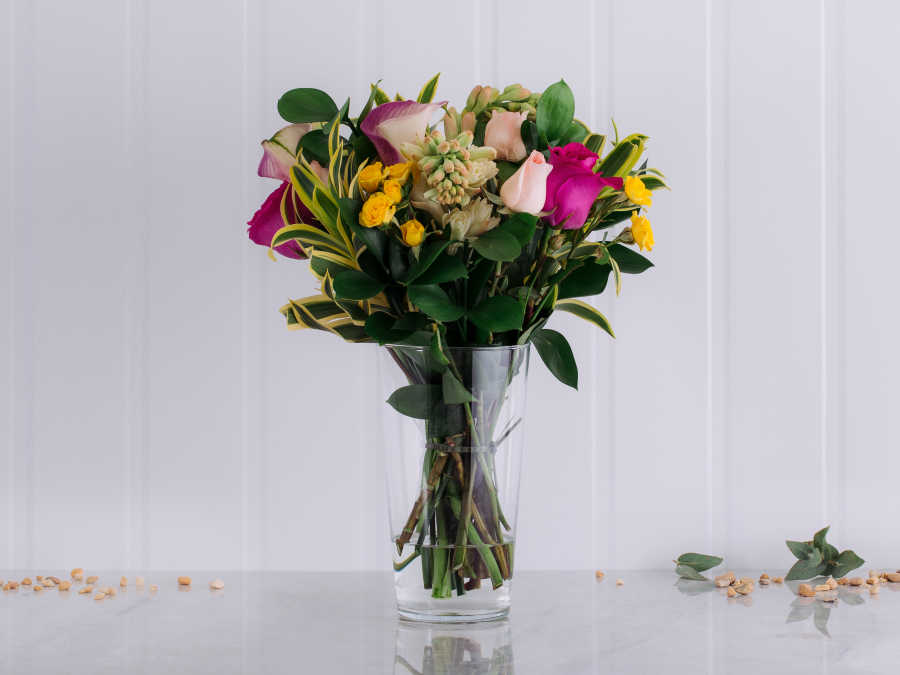 Arranjo de Rosas Amarelas e Pink em Vaso com Folhagens
