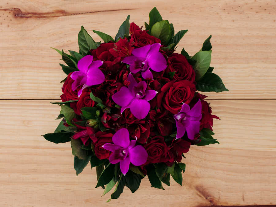 Buquê de Rosas Vermelhas, Orquídeas Lilás e Folhagens - Juana Martinez