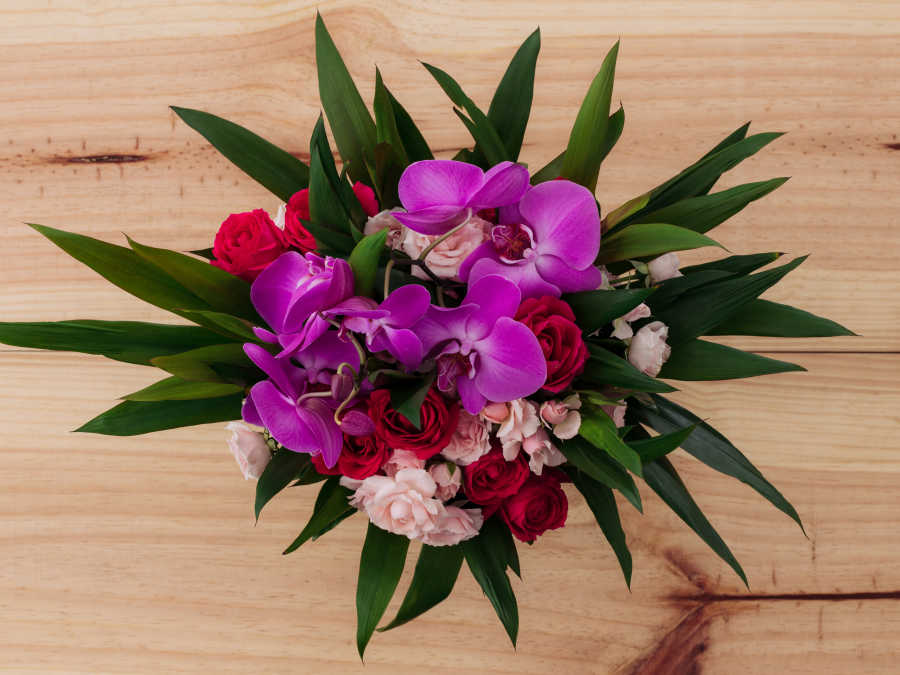 Arranjo de Rosas, Orquídeas e Folhagens em Vaso com Junco