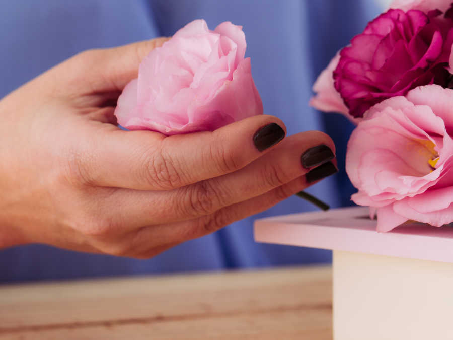 Caixa de Madeira com Arranjo de Lisianthus e Espumante - Juana Martinez