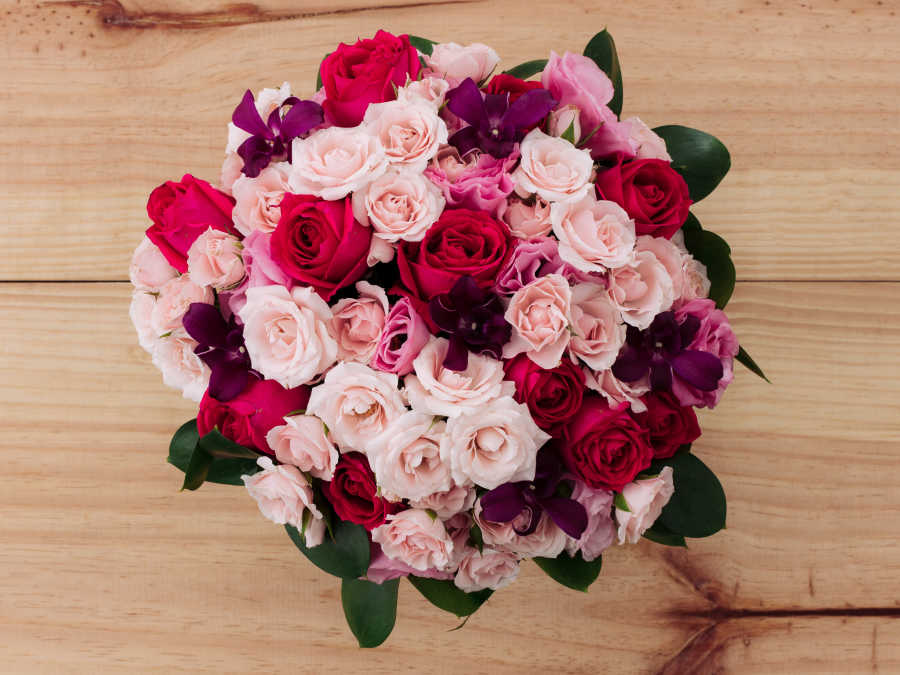 Arranjo de Rosas, Lisianthus e Orquídea Lilás em Vaso com Junco - Juana Martinez