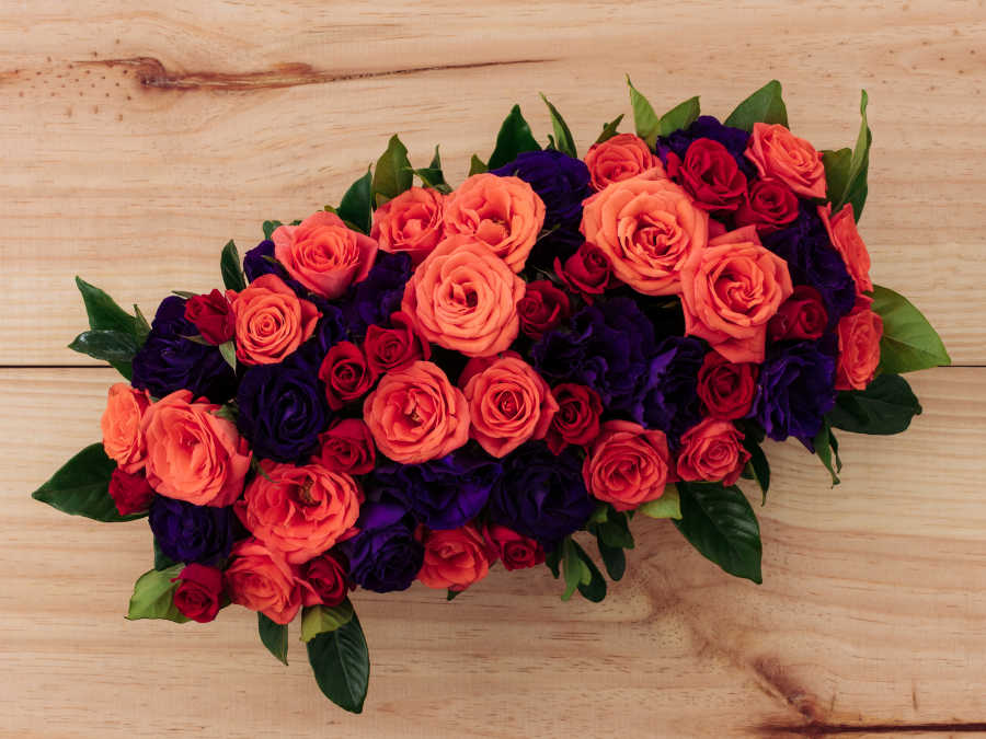 Arranjo de Rosas e Lisianthus em Base de Madeira - Juana Martinez