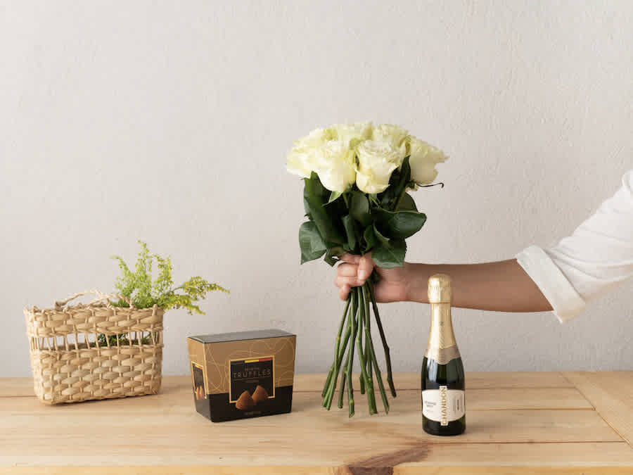 10 Rosas Brancas, Trufas e Baby Chandon Para Entrega