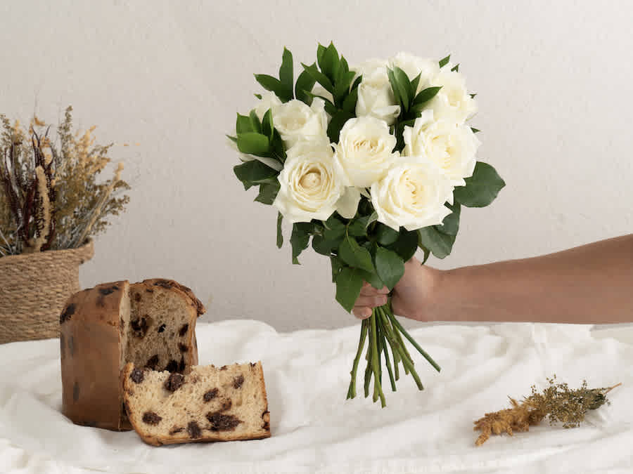 10 Rosas Brancas e Chocottone Para Entrega