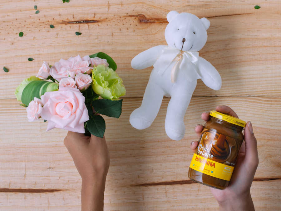 Cesta com Buquê de Flores e Pelúcia com Doce de Leite Havanna