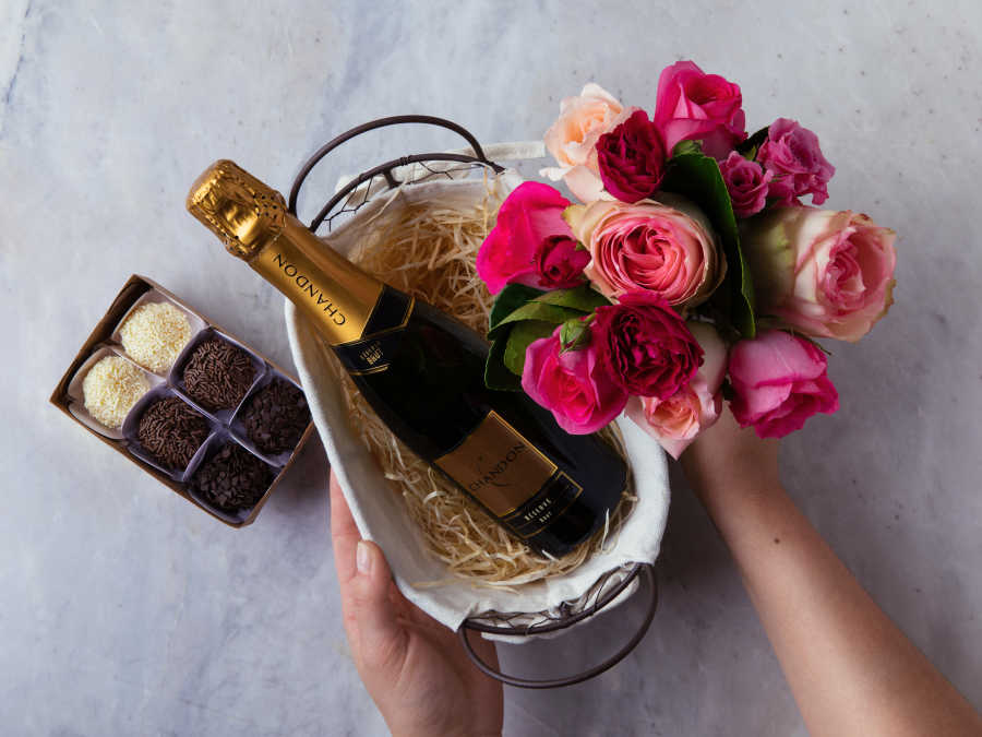 Cesta de Presente com Buquê de Rosas, Chandon, Chocolate e Bolo