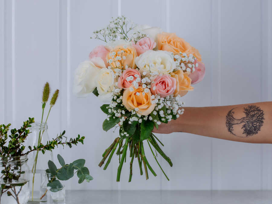 Buquê de Rosas Brancas, Salmão e Rosa com Gypsophila