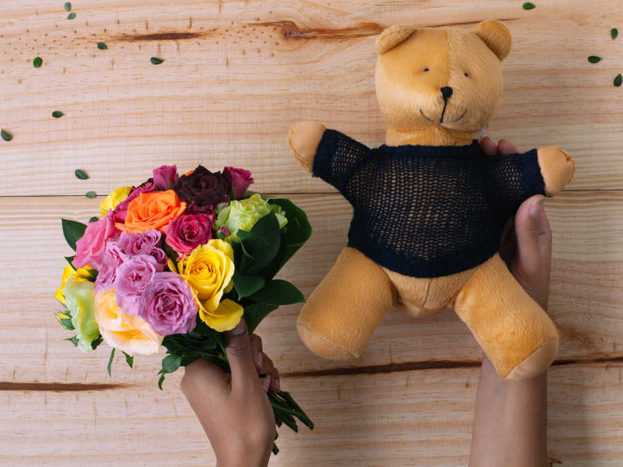 Buquê de Rosas Coloridas e Lisianthus com Urso de Pelúcia