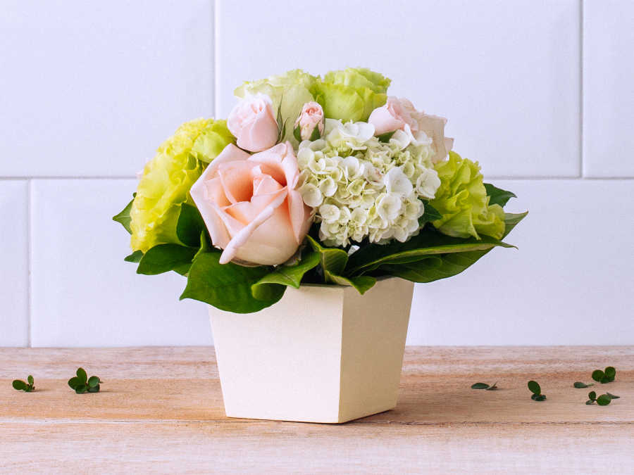 Arranjo de Rosas, Lisianthus e Hortênsias em Vaso de Madeira