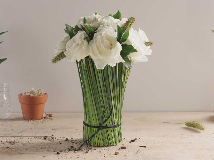 Arranjo de Rosas Brancas em Vaso Decorado com Junco