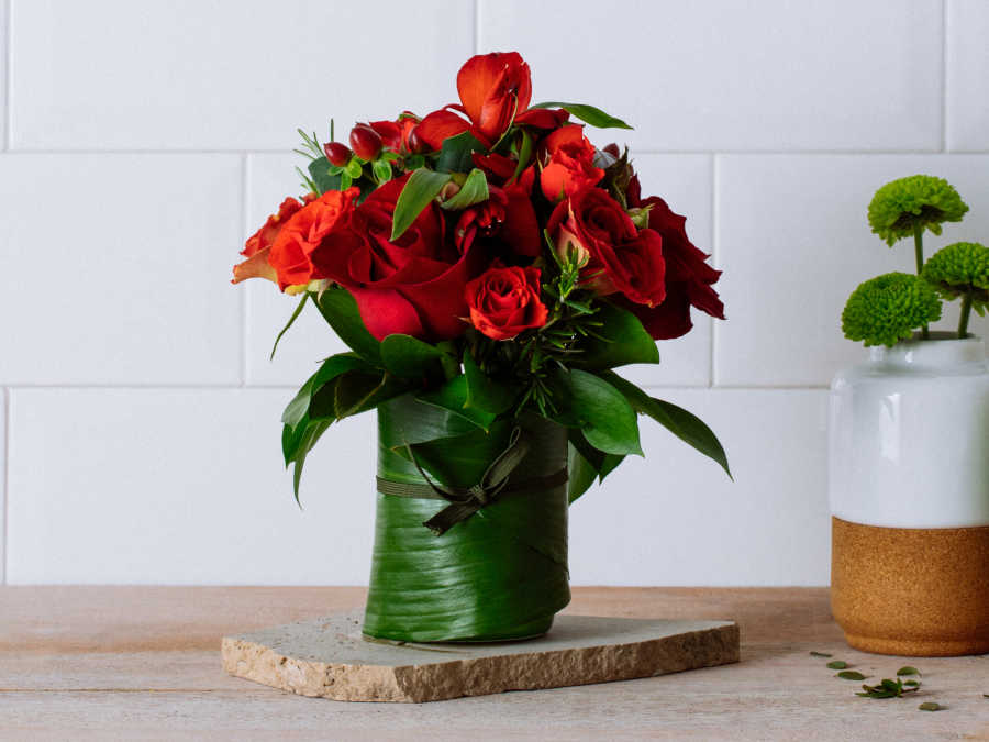 Arranjo de Rosas e Alstroemérias Vermelhas em Vaso de Vidro