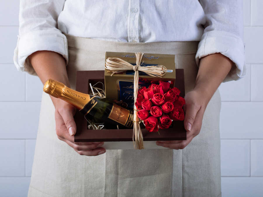 Cesta com Rosas, Espumante Chandon e Trufas de Chocolate