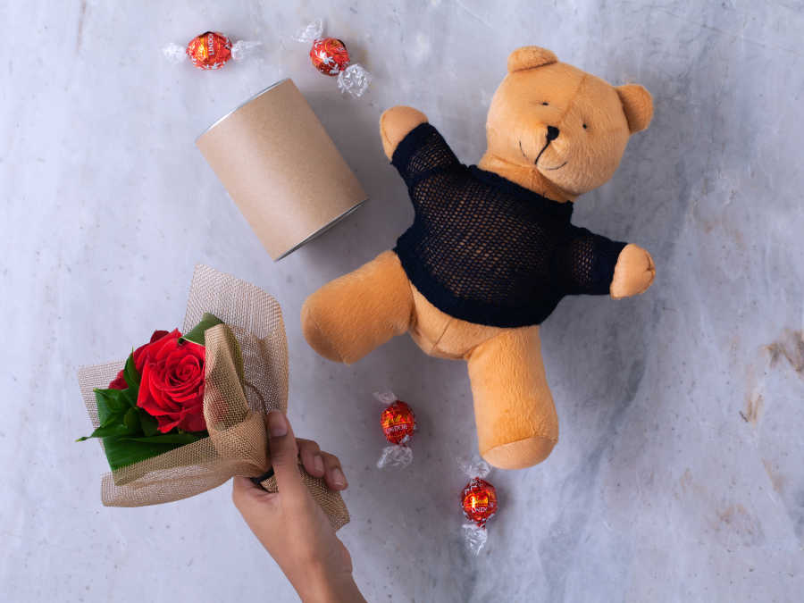 Buquê de 2 Rosas Vermelhas, Chocolate Lindt e Urso de Pelúcia