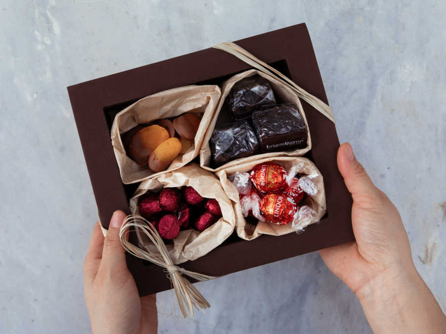Caixa de Presente com Chocolates Lindt e Le Delice e Guloseimas