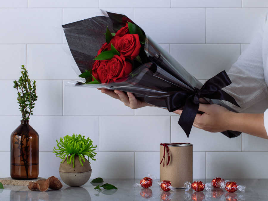 Buquê de 10 Rosas Vermelhas com Chocolate Lindt