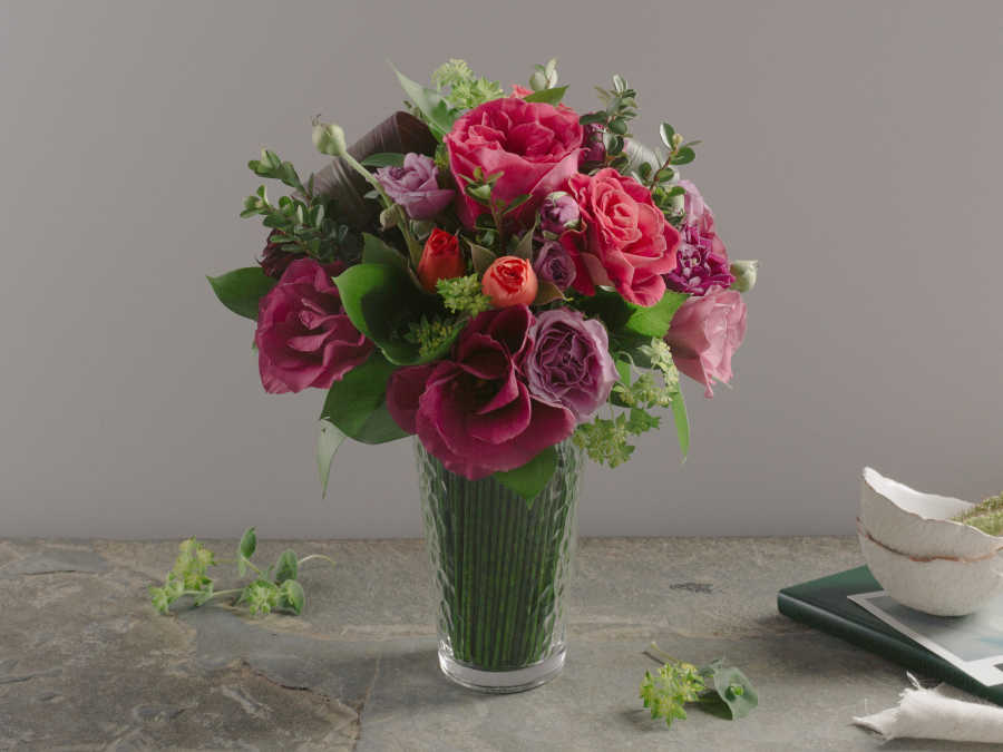 Arranjo de Flores com Rosas Coloridas em Vaso com Junco