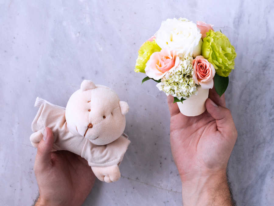 Cesta de Presente Maternidade com Flores e Urso Naninha