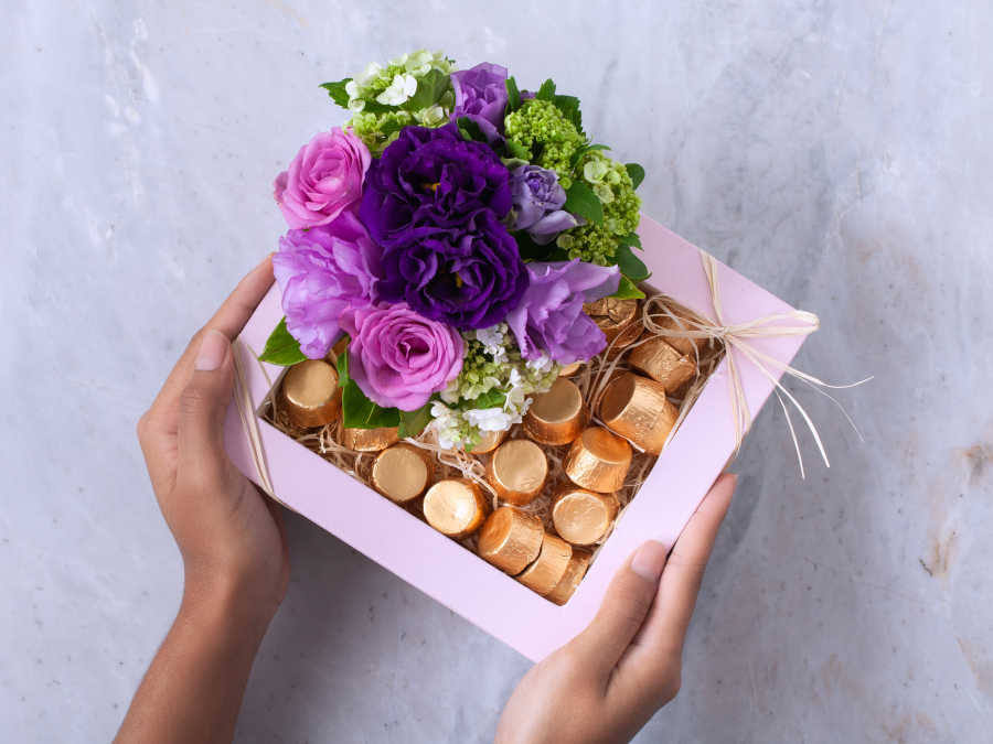 Arranjo de Flores Lilás com Chocolate Le Delice Para Entrega