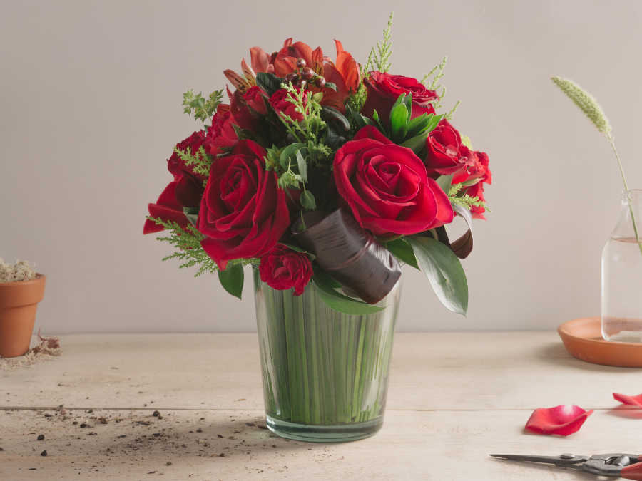 Arranjo de Rosas Vermelhas e Alstroemérias em Vaso com Junco