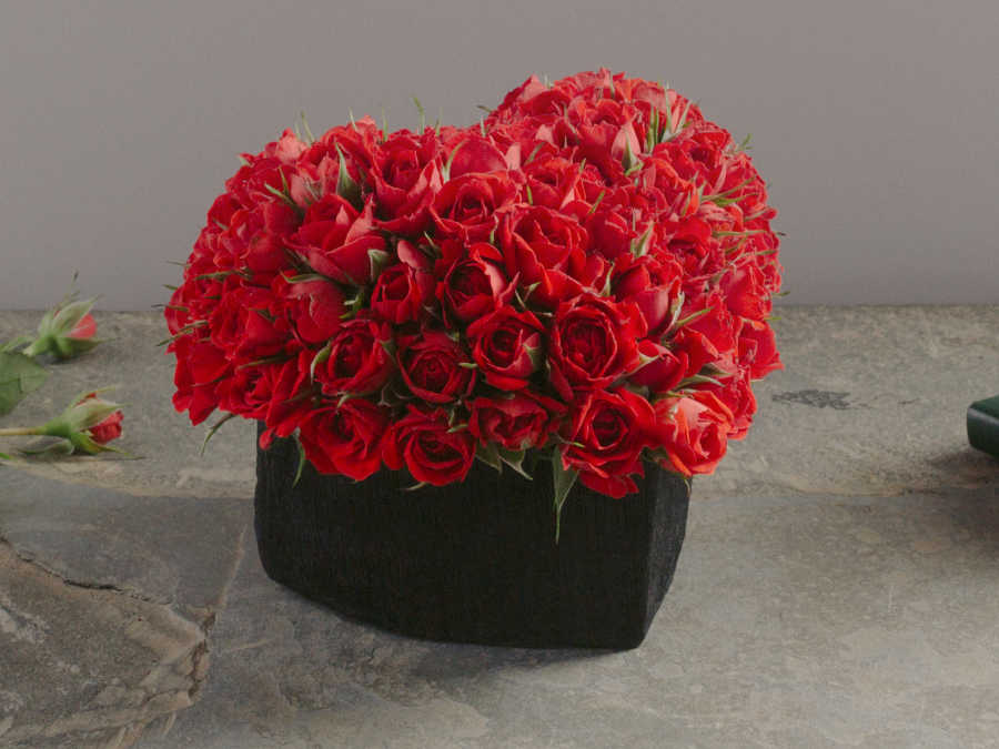 Arranjo de Mini Rosas Vermelhas em Formato de Coração de Parafina