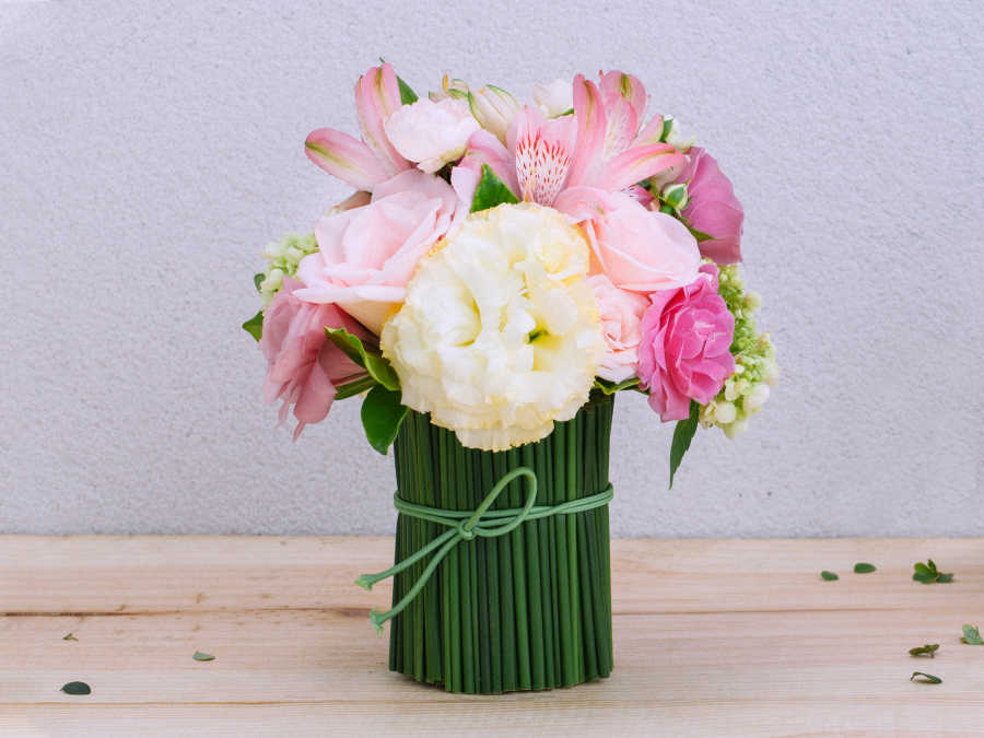 Arranjo de Flores Mistas Rosadas em Vaso de Vidro com Junco