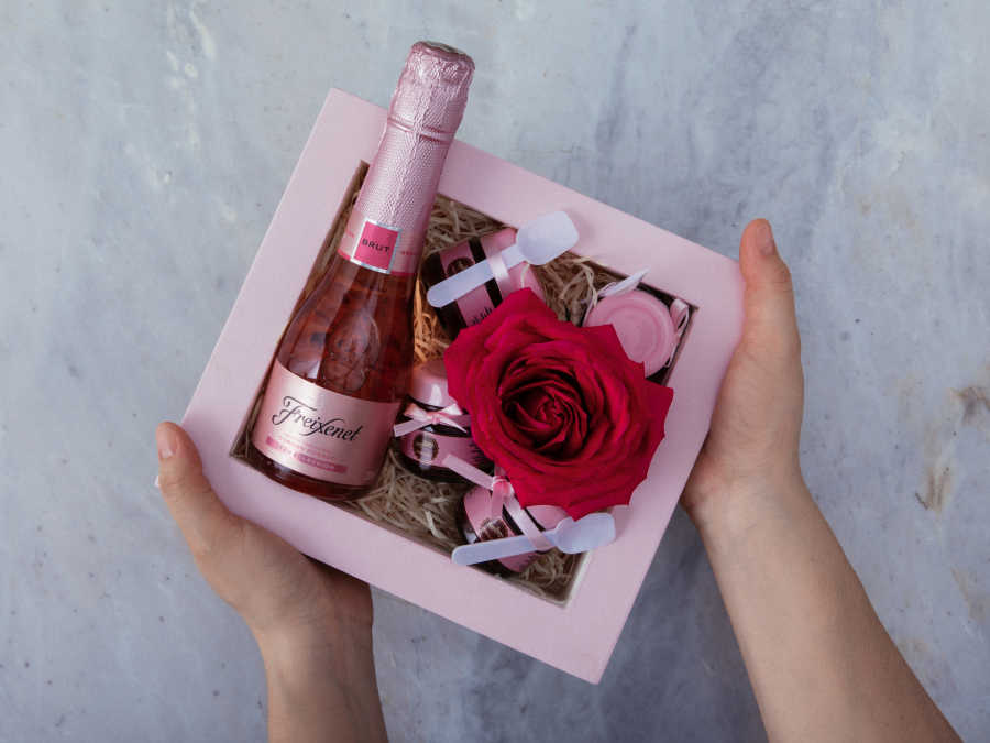 Rosa com Espumante Freixenet e Brownie de Colher Misses Brownie